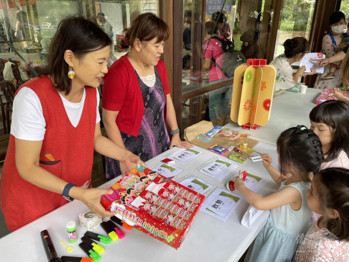 小朋友透過說客語通關方式學習簡單的客家話