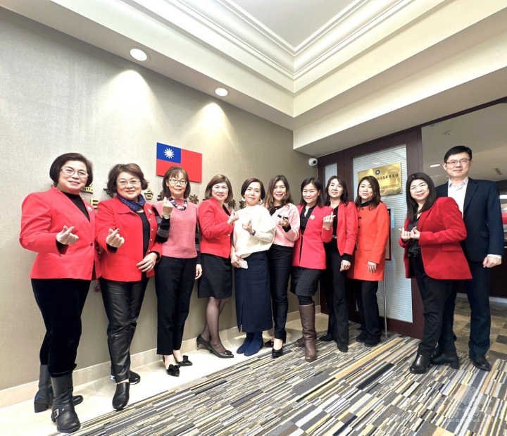 世華溫哥華分會新任理監事團隊拜會溫哥華辦事處（左五為處長劉立欣、左三為僑務組組長陳碧蓮,左四為溫哥華世華新任會長陳品方）