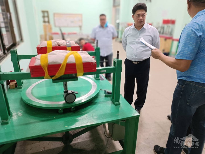 陳水石(圖右)向韓國耀(圖中)解說自行研發的輪子壓力測試