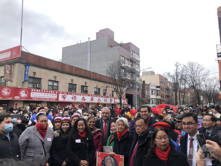 成千上萬民眾在封街的第八大道盡情慶祝春節