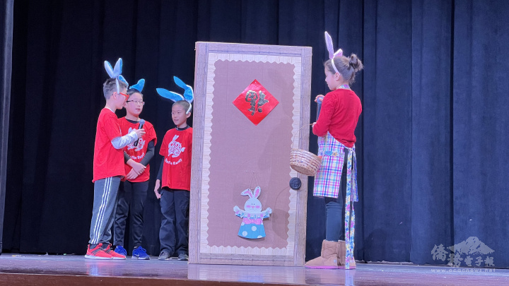 五年級老師晶潔新編虎姑婆的故事，學生演出歌唱劇，唱出來賓們耳熟能詳的兒歌「小兔子乖乖，把門兒開開」