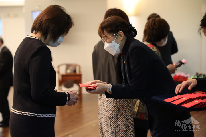 宏文師姐發送福慧紅包和福慧袋來感恩慈濟會眾和志工的護持