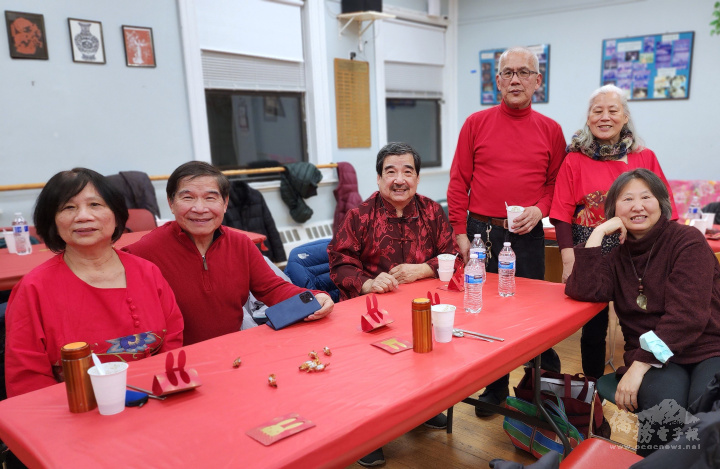 左起，客家鄉親鄭雪卿、曾政明、曾建泉、陳裕逢、鄭玉春、張小慧圍桌歡聚