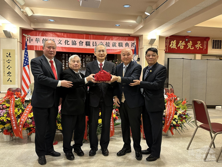 交接印信(由左至右:余武良、鄧灼照、賴銘琪、趙川三、張博器)