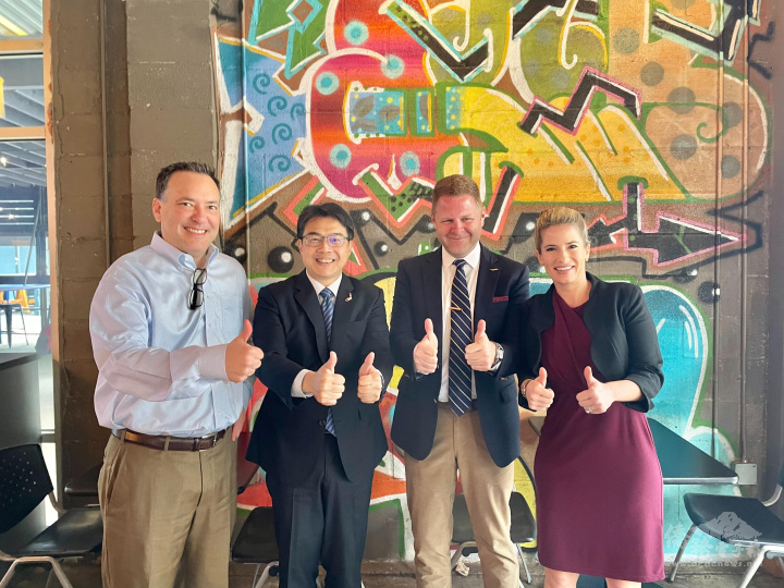 新任駐邁阿密臺北經濟文化辦事處處長周啟宇 (左二) 偕組長詹蕙瑜和領事陳紋美共三人於2月23日在佛羅里達州首府塔城初訪拜會佛州州立大學校董 Justin Roth (左一)，幕僚長 Marisa Langston (右一) 及公關主任 Jimmy Cole (右二)。(駐邁阿密台北經文處 提供)