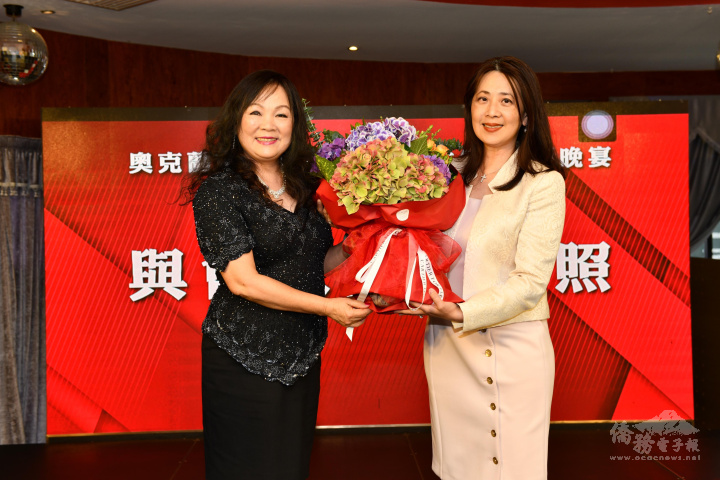 僑務委員陳姿穎（左）代表大奧克蘭僑界獻花給大使歐江安（右）