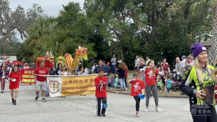Students from the Chinese School of CAACF performed diabolo at the parade. 