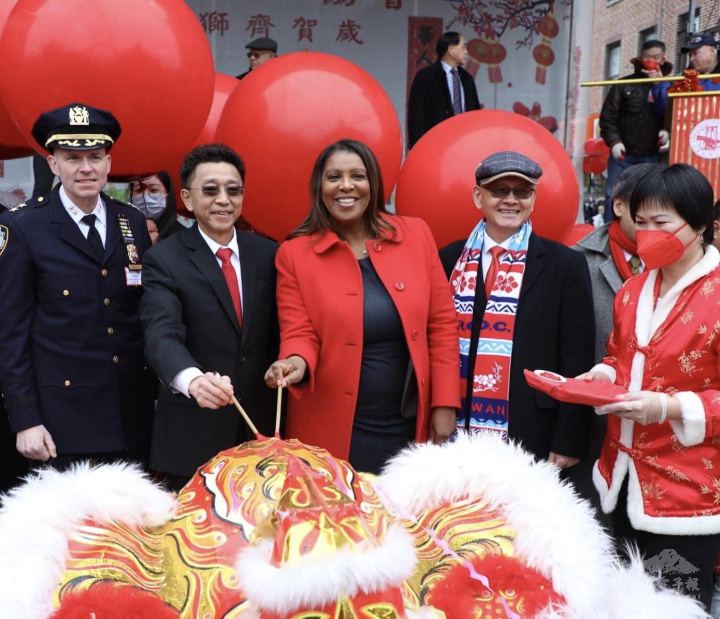 麥保羅(左二)、紐約州檢察長Letitia James(左三)、李光章(左四)共同為醒獅點睛