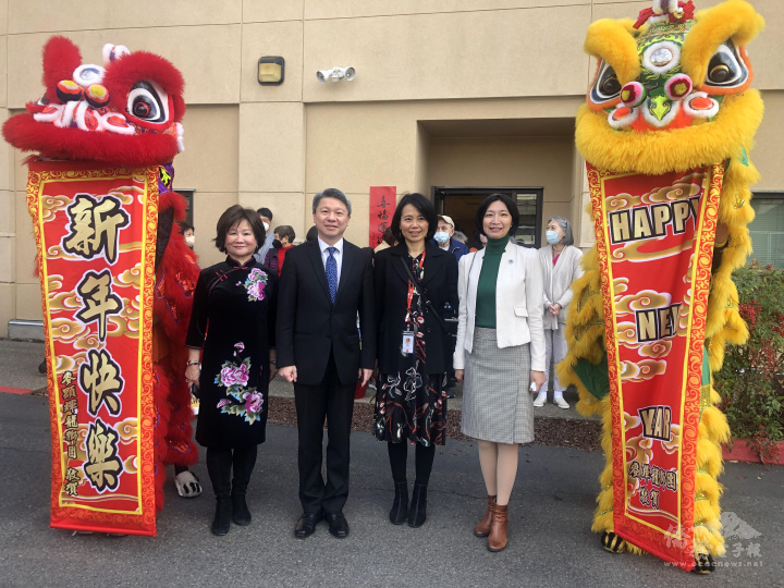 舞獅迎春(左起為劉秦、甄國清、簡郁芬、吳曉竹)