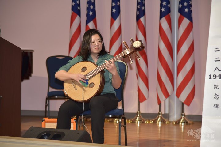 音樂家吳紫岑用中阮演奏《火把節之夜》，及自創曲《臺灣前奏曲》