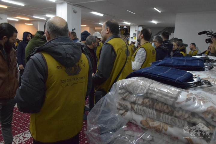 2月17日至19日於伊斯坦堡滿納海學校舉辦第一次賑濟活動