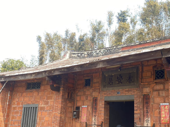 桃園市文化局表示，大溪區「簡送德古宅」興建於西元1897年，傳統閩式三合院建築保存完整，正身七開間、五間見光，正廳凹壽開門、側間開窗，為正身與左單護龍、右雙護龍的形式，作工精細，極具藝術價值，在2014年被指定為市定古蹟。（桃園市文化局提供）