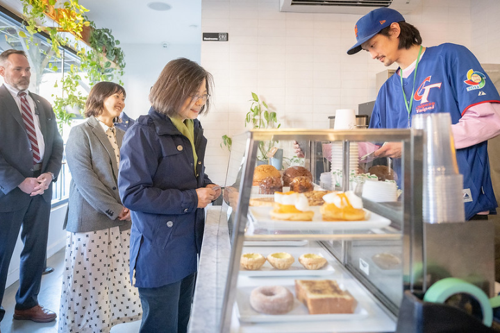 President Tsai personally orders food at Win Son Bakery in New York.