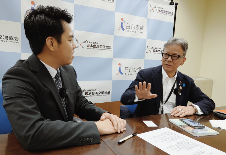 日本台灣交流協會台北事務所副代表橫地晃（右）接受央廣節目專訪，他指出，現在台灣有許多年輕人不會說台語，相當可惜。