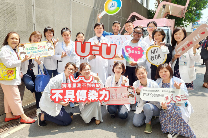 台灣愛滋病學會與台灣愛滋病護理學會舉辦「醫護應援咖啡車巡迴活動」，30日開抵奇美醫學中心，免費請醫護人員喝咖啡。（奇美醫學中心提供）