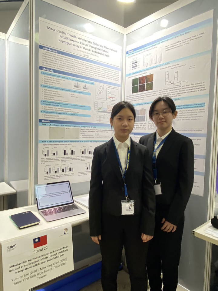 參加義大利科學展並榮獲大會金牌的北一女學生李昀臻（右）和趙曼甯（左）與作品展板合照。（駐義大利代表處提供）