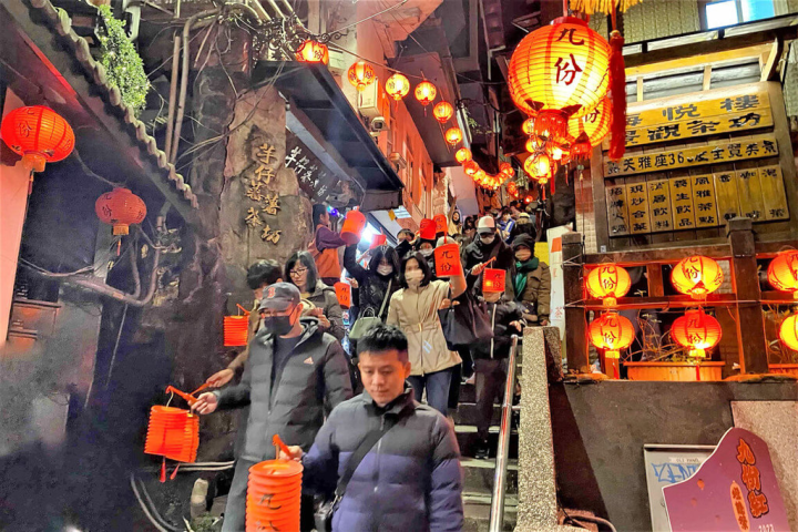 新北市「九份紅燈籠祭」活動將持續至26日，活動還特別製作傳統紙燈籠，盼營造九份獨有的提燈賞山城美景新體驗。（新北市觀旅局提供）