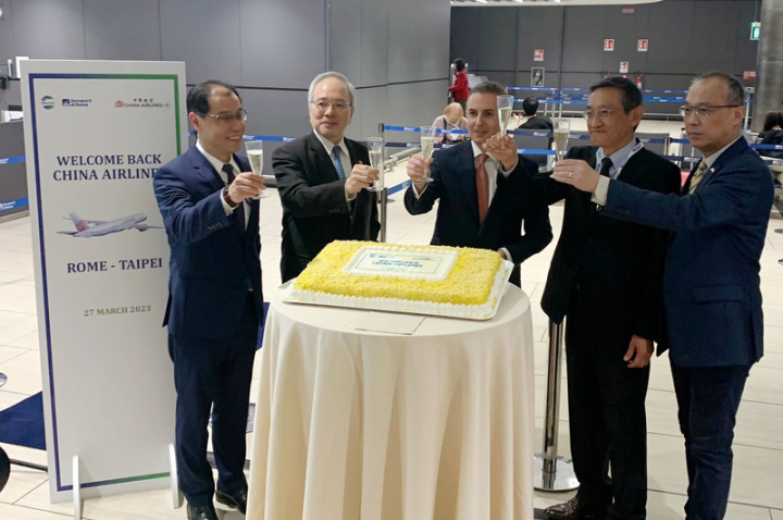 華航27日正式復航台北-羅馬航線，駐教廷大使李世明（左2）、羅馬機場航空業務發展主管斯克里博尼（中）、駐義大利代表蔡允中（右2）、華航駐義大利分公司總經理董希文（右1）於復航儀式合影。