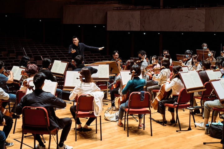 NSO國家交響樂團協同甫獲香港國際指揮大賽亞軍的指揮吳曜宇（後立者），即將舉行得獎返台後首場音樂會，為樂迷送上普羅科菲夫與貝多芬等人的交響曲。（NSO國家交響樂團提供）