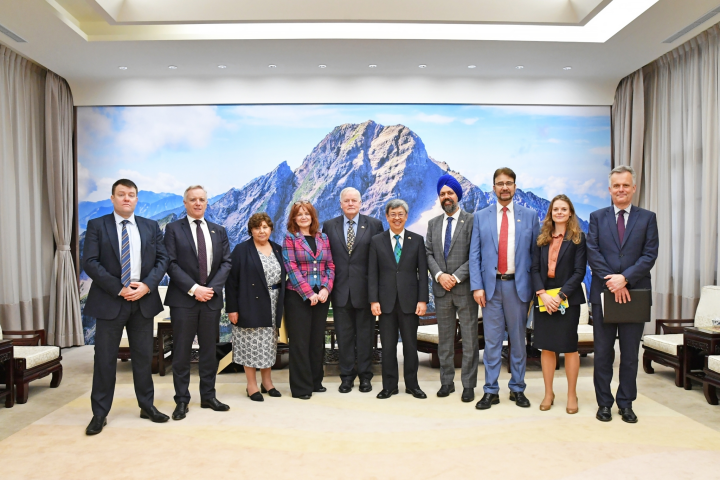 Premier Chen Chien-jen (fifth right) welcomes a British-Taiwanese All-Party Parliamentary Group delegation and hopes to continue strengthening bilateral friendship and exchanges.