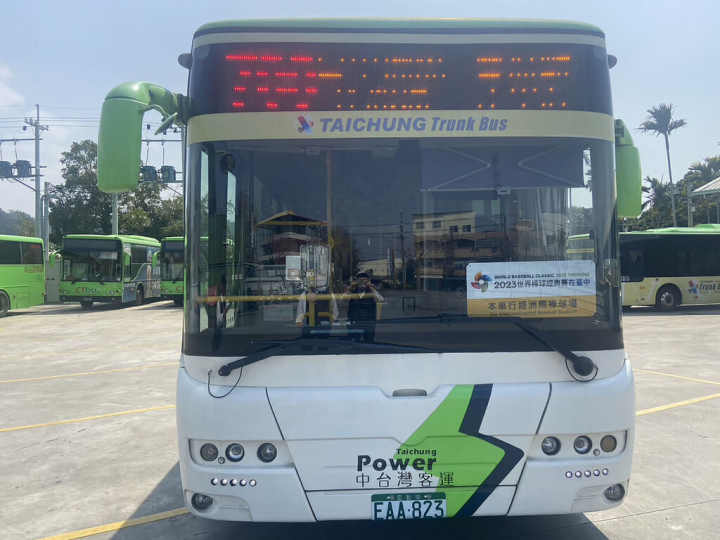 世界棒球經典賽A組預賽8日起將在台中洲際棒球場開打，台中市交通局在有行經球場路線的公車車頭前，特別放置「行經洲際棒球場」告示供民眾辨識。（台中市交通局提供）