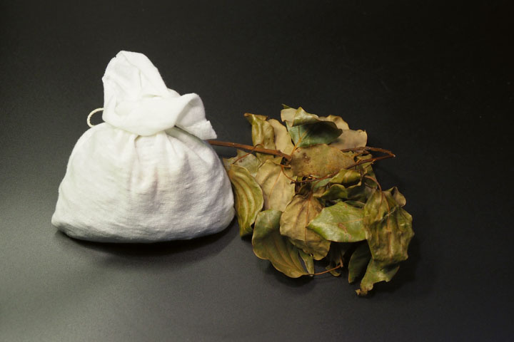 青草外用可用於灸治、煎煮成青草浴湯，或手工皂等清潔用品。