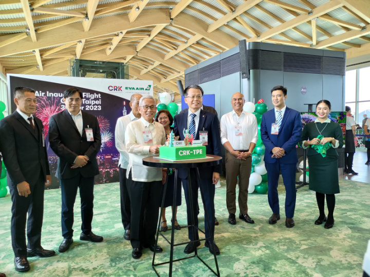 長榮航空台北－菲律賓克拉克航線3月30日首航。長榮航空總經理孫嘉明（前右）、中華民國駐菲代表徐佩勇（前左）等人出席在克拉克國際機場舉行的首航儀式。