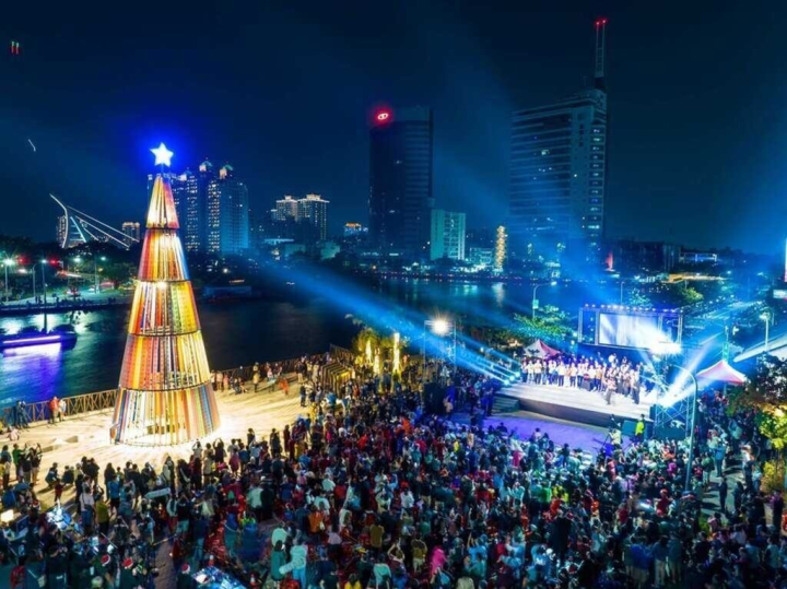 2022台南耶誕燈節主題耶誕樹，囊括2023年度美國「繆思設計大獎」的傳達類金獎、旅遊類金獎、展覽活動類銀獎、公共空間類銀獎等4大獎項。（台南市政府提供）