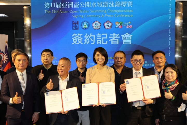 南投縣長許淑華（左5）9日和亞洲游泳總會技術委員蘇有祥（Soh Yew Siang）（左3）等人簽署協議，確認南投縣將舉辦第11屆亞洲盃公開水域游泳錦標賽，也是台灣首度舉辦亞洲公開水域游泳錦標賽。（南投縣政府提供）