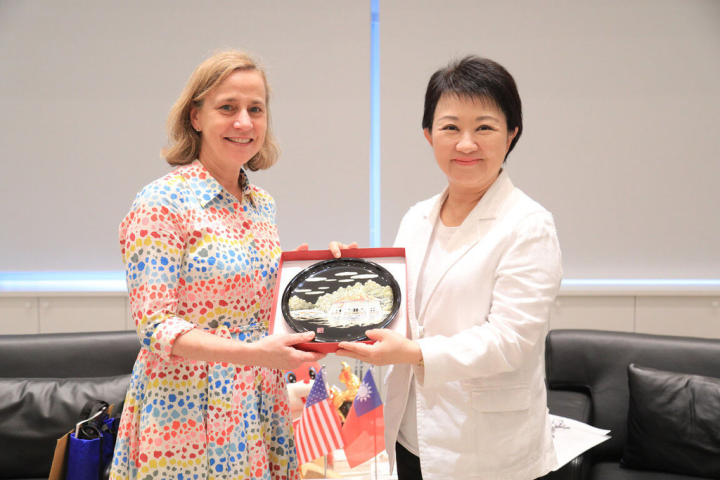 美國新罕布什爾州曼徹斯特市長克萊格（Joyce Craig）（左）27日下午率團到台中市政府拜訪，由市長盧秀燕（右）親自接待，雙方就女性參政、運動、交通、智慧城市等議題交換意見。（台中市政府提供）