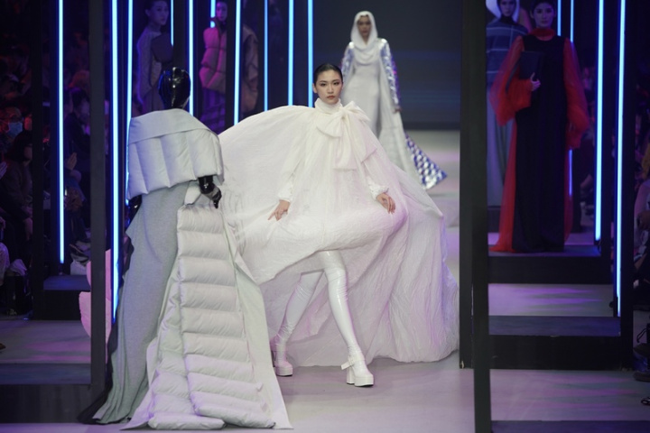 2023台北時裝週活動陸續展開，「永續時尚主題秀」24日晚間在松山文創園區登場，以「永續機能時尚」的核心理念媒合6組設計師與紡織廠，合作開發12套服飾作品。