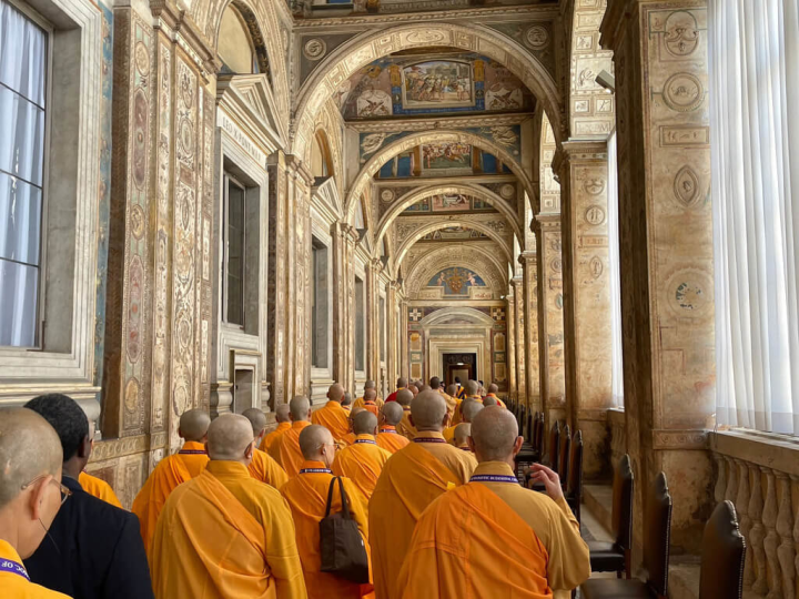 上百位台灣佛教人士16日進入梵蒂岡獲得教宗接見，東西方宗教相遇對話的特殊場景獲得梵蒂岡官方新聞網大幅報導。（駐教廷大使館提供）