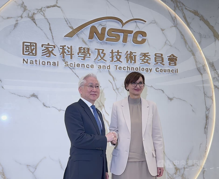 Germany's Federal Minister of Education and Research Bettina Stark-Watzinger (right) shakes hands with National Science Technology Council (NSTC) Minister Wu Tsung-tsong at the NSTC hall Tuesday. CNA photo March 21, 2023