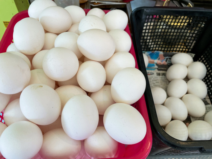 農委會表示，23日起將從澳洲等國陸續運抵約300萬顆雞蛋。圖為新北市早餐店16日仍有足夠的雞蛋。