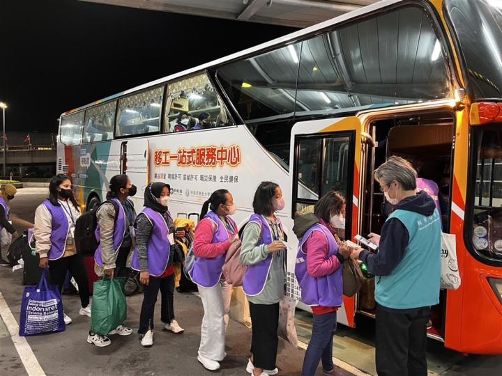 A group of migrant works board a bus at Taiwan Taoyuan International Airport arranged by the Ministry of Labor to take them to a facility under a newly introduced pre-employment orientation program, on Jan. 2. Photo courtesy of Ministry of Labor