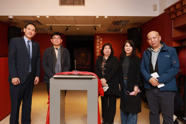 達賴喇嘛西藏宗教基金會董事長格桑堅參(左起)、文化部主秘陳登欽、國立故宮博物院主秘周曉雯、蒙藏文化中心主任高玉珍、佛光大學助理教授蘇南望傑合影