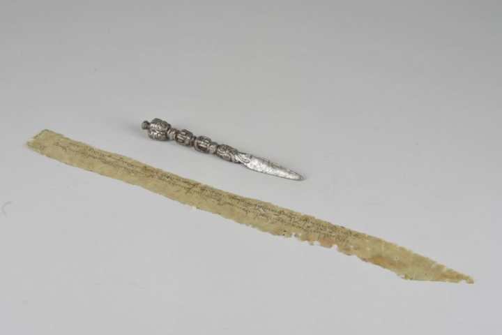 由國立故宮博物院修復完成之「咕嚕秋旺普巴杵」杵身及布籤，其上圖文清晰可見