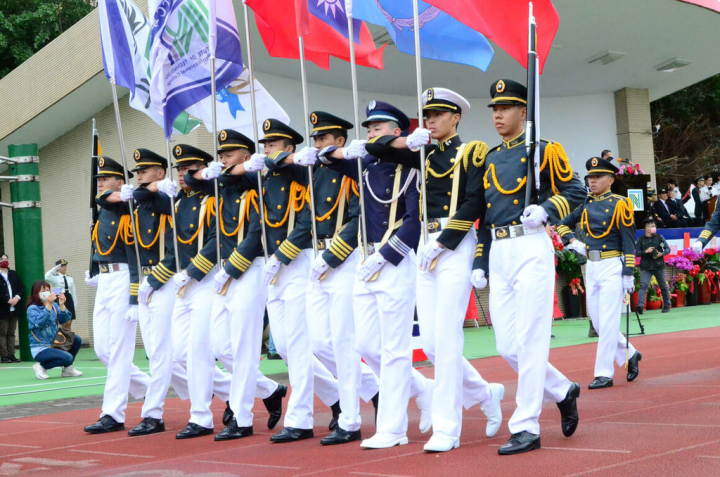 國防部南亞ROTC專業大學成立5週年，25日舉辦校慶活動，學生旗隊進行演示。（校方提供）