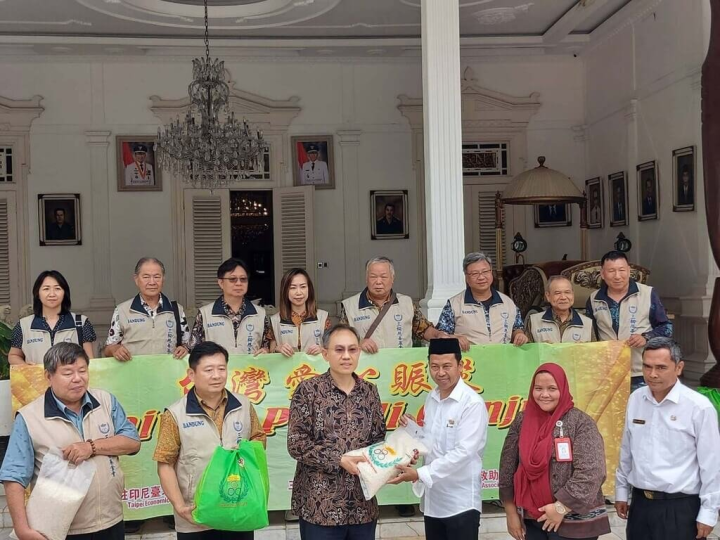 台灣援贈印尼災民，駐印尼代表處副代表陳盛鵬（前左3）15日代表台灣政府捐贈大米等給展玉縣政府。（駐印尼代表處提供）
