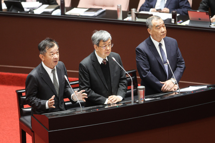 立法院會7日繼續進行施政總質詢，行政院長陳建仁 （中）率陸委會主委邱太三（左）、國防部長邱國正 （右）等部會首長列席備詢。