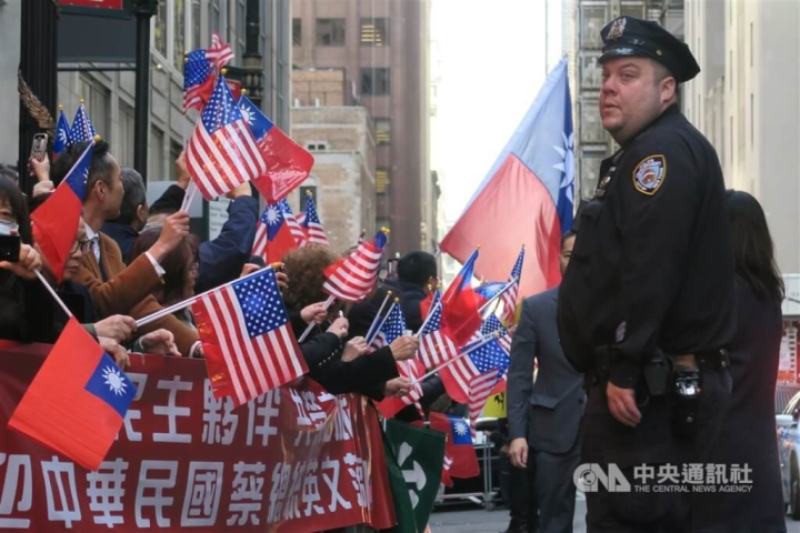 Supporters waving the flags of the Republic of China (Taiwan) and the United States outside Tsai's hotel in New York. CNA photo March 30, 2023