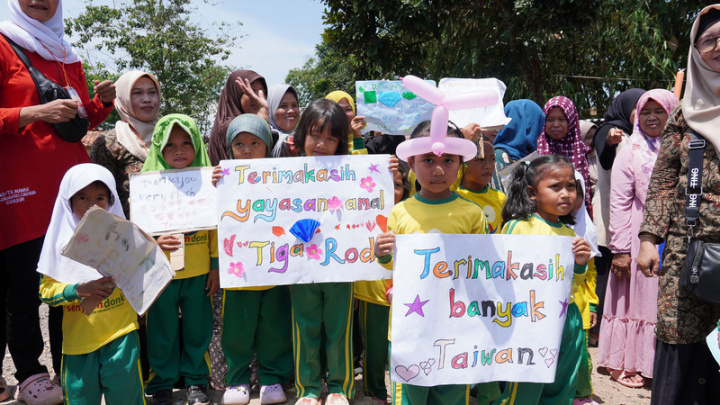 印尼西爪哇席安約鎮地震災區的小朋友自製海報，上面寫著「感謝台灣」，歡迎台灣人的到來。