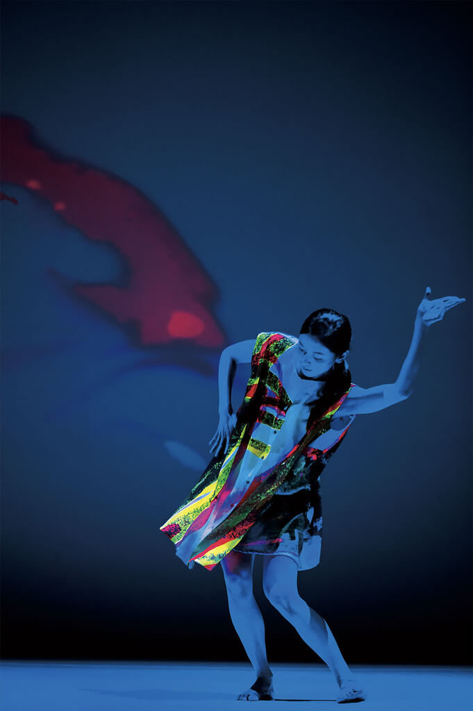 雲門舞集「十三聲」電影版2021年由影像導演程紀皓執導，嘗試突破傳統的定點架機，讓攝影機走進舞者之間，根據段落、舞者步伐移動鏡頭與攝影師走位，更能看到劇場看不見的角度，18日及25日將在國家電影及視聽文化中心放映。（雲門舞集提供）