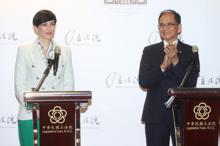捷克眾議院議長艾達莫娃（Markéta Pekarová Adamová）（左）25日率團搭乘專機抵台訪問，她表示，在台行程會參訪不同領域，其中盼加強與台灣在晶片半導體領域的合作；此外，安全議題與文化交流亦是此行重點。右為立法院長游錫堃。