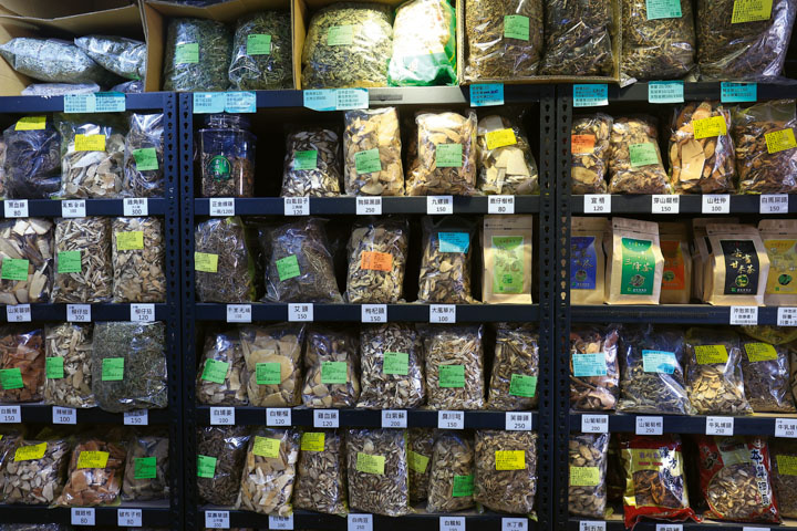 小小的草藥舖裡藏了數百種的青草藥材。