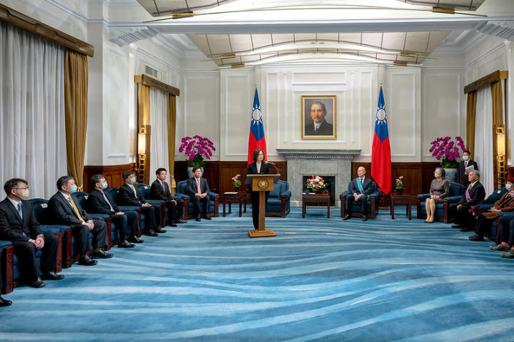 總統頒授總統府前秘書長李大維「一等卿雲勳章」、行政院前副院長沈榮津「一等景星勳章」，並致詞