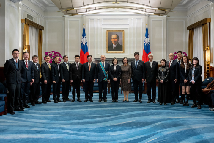 總統和與會人員合影