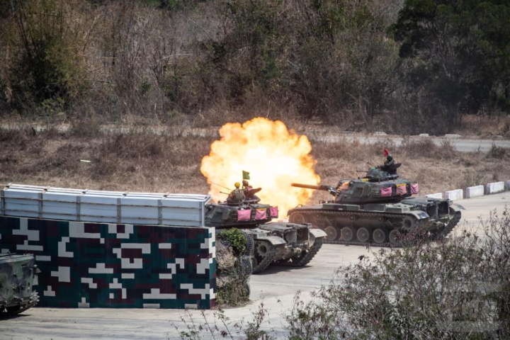 M60A3戰車在三軍聯訓實彈測考中，發揚熾盛火力。（軍聞社記者周力行攝）