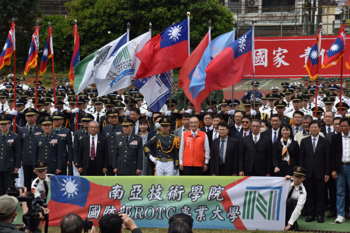 南亞ROTC專業大學是由國防部授證、全國唯一的民間軍事學校，25日喜迎成立5週年，退輔會主委馮世寬（橘色背心者）等人都到場參與校慶活動。（校方提供）
