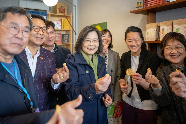 President Tsai tours Yun Hai Taiwanese Pantry in New York City, a store opened by young Taiwanese-Americans.